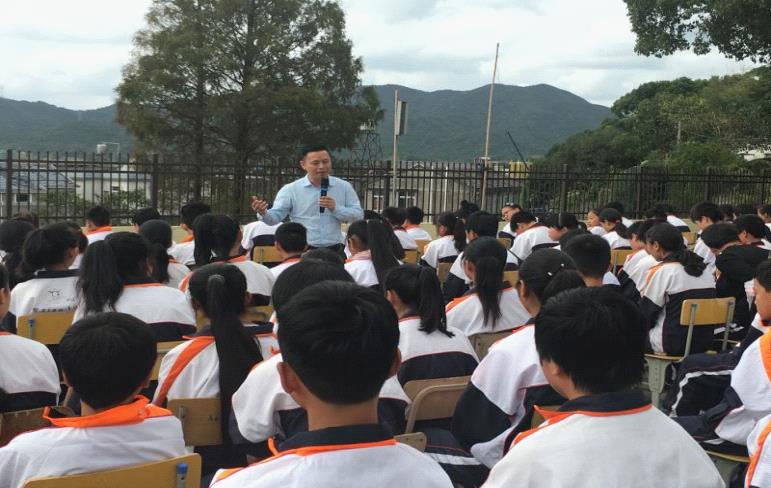六和舟山所律师为明珠学校初中部全体师生授课